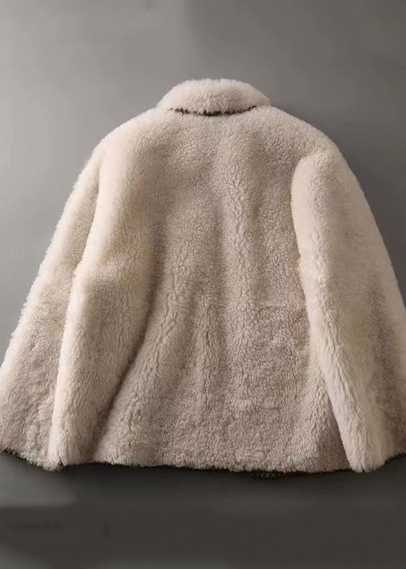 Cappotto Beige Fitted con Collo Peter Pan e Tasche per l'Inverno