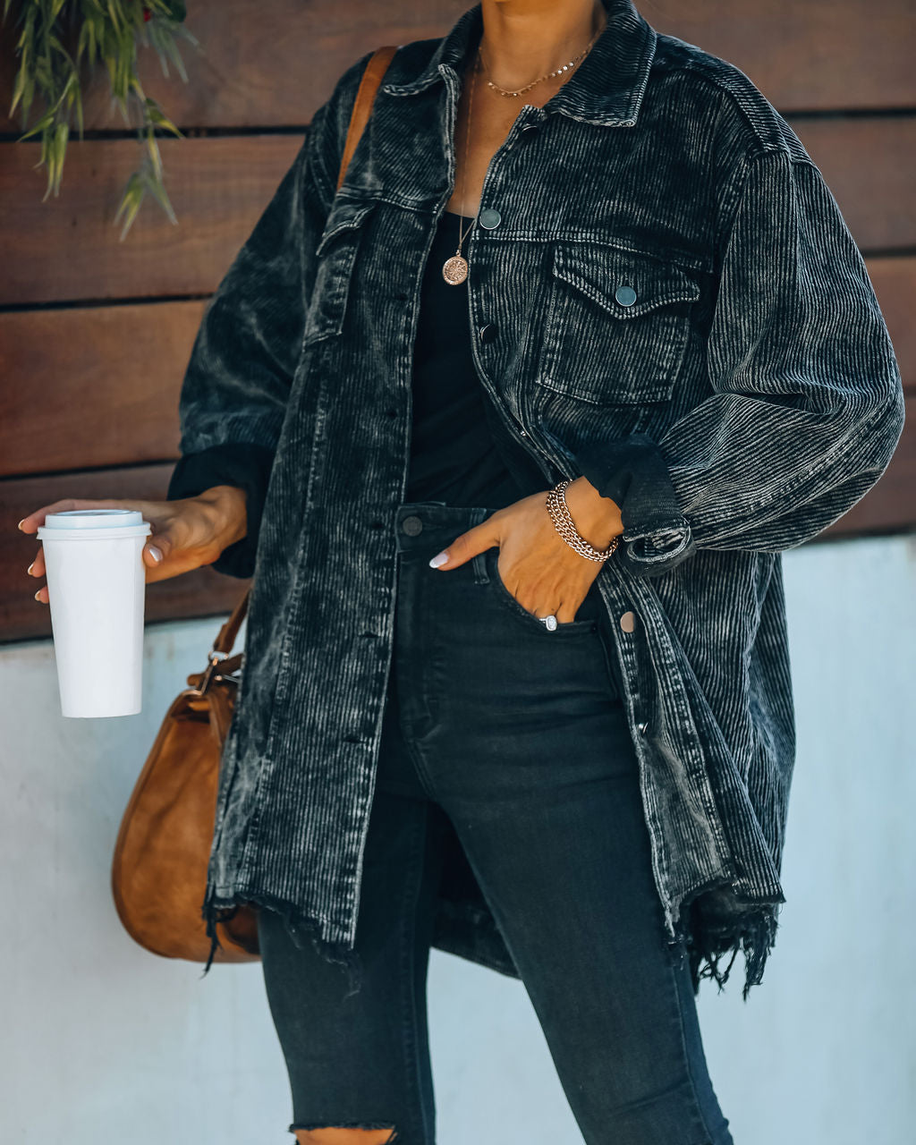 Giacca Shacket in Velluto a Coste Nero per Donna - Stile Consumato con Cintura